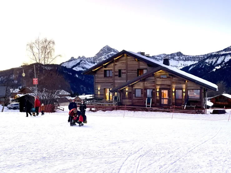 Chalet, au pied des pistes. La partie à louer est à gauche, sur 2 étages. Vue côté pistes.