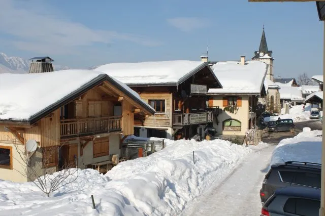 Chemin d'accès et parking privé, au centre du village