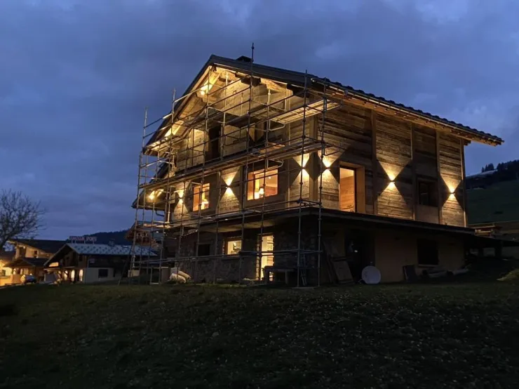 Le chalet, vu de la route en contre-bas. Façade OUEST