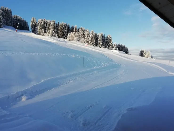 Vue du chalet sur la piste damée 