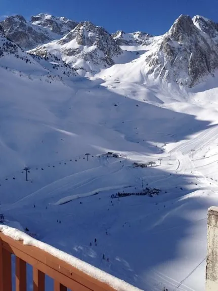 La vue depuis l'appartement, les baies vitrées de la pièce à vivre.