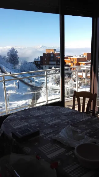 très bien situé , centre station au pied des pistes