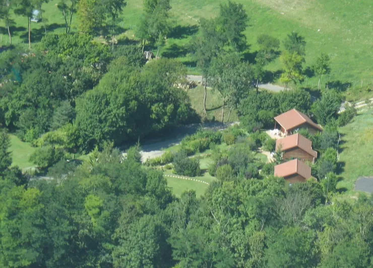 Dans un écrin de verdure, le Chamaroux est le chalet situé le plus à gauche...