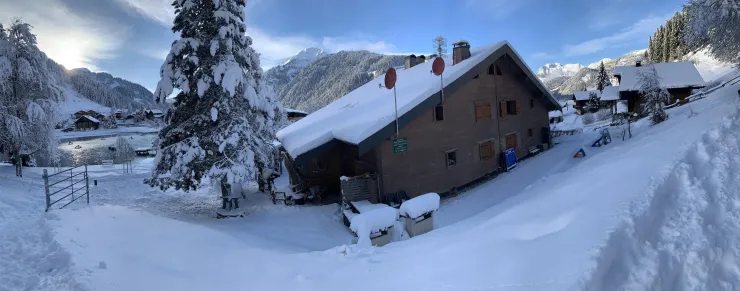 le chalet vue du chemin derrière