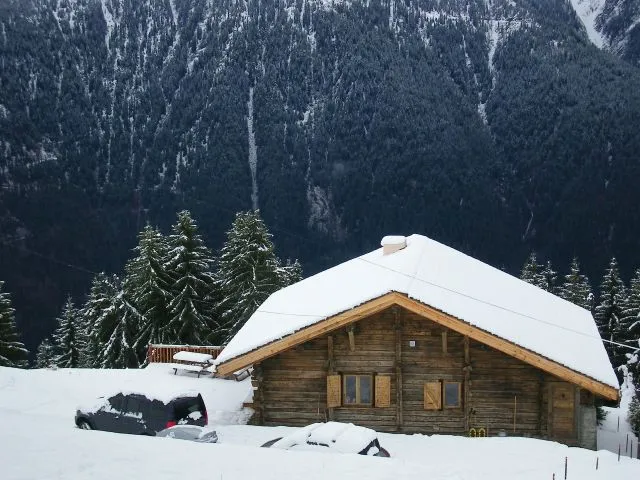 Vue amont sur chalet et grande terrasse en bois 30 m² vue Mont Blanc - Pierra Menta - Mont Mirantin 