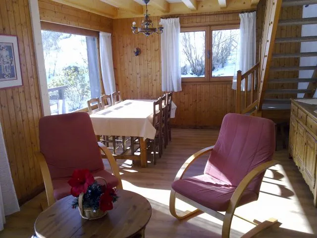 salon-séjour ouvrant sur le balcon et la terrasse