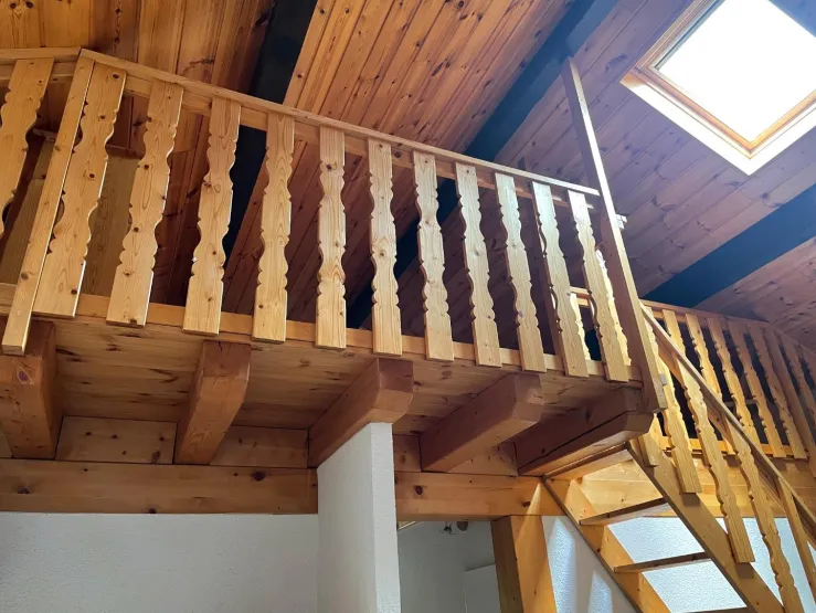 Le bois domine dans ce chalet indépendant. Il est illuminé par la terrasse exposée "plein sud" avec vue sur la piste "Luc ALPHAND"