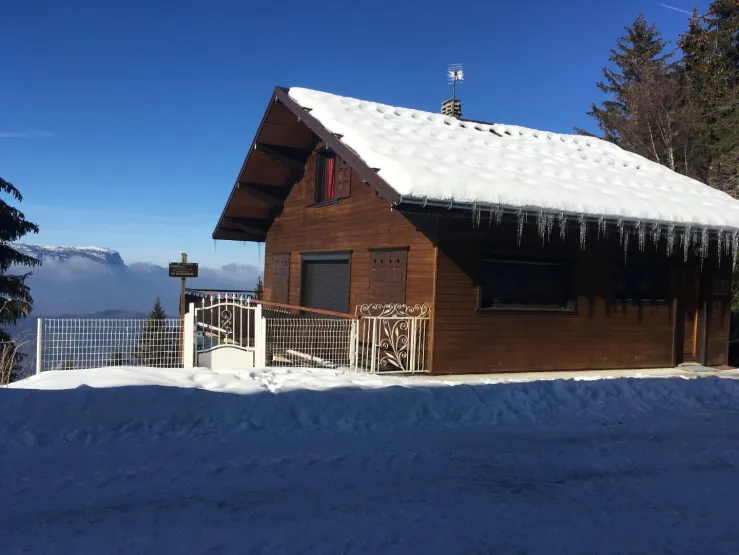 Bienvenu au Chalet Bellatrait. Parking privé, avec la piste "Les Tuffs" à 50m.
