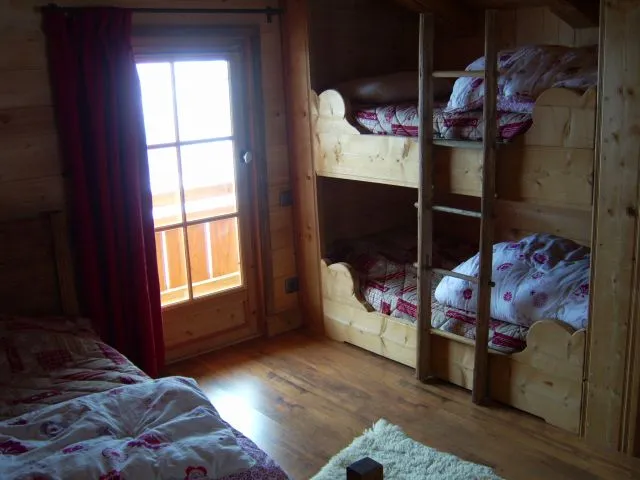 chambre avec 2 lits clos et un lit une personne.