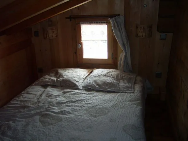 chambre mansardée adulte ,lits 140 cm.
