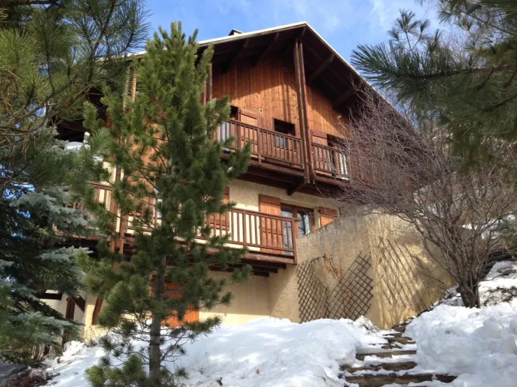 vue du chalet du jardin, en hiver sous la neige