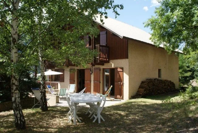 le chalet du haut, vue du jardin, en été