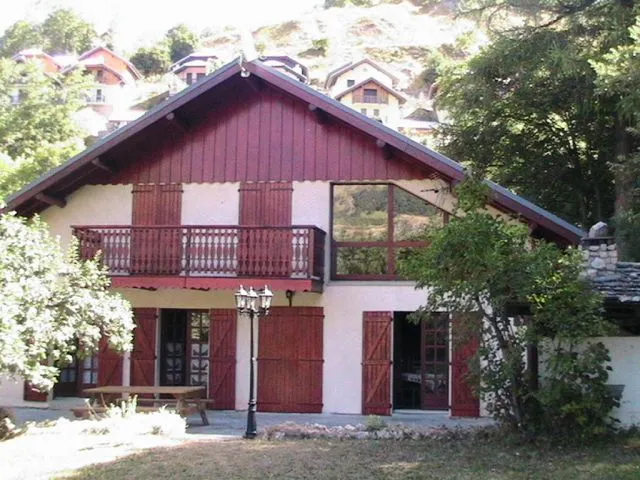 vue du chalet par l' arrière ( accès au piste de ski )