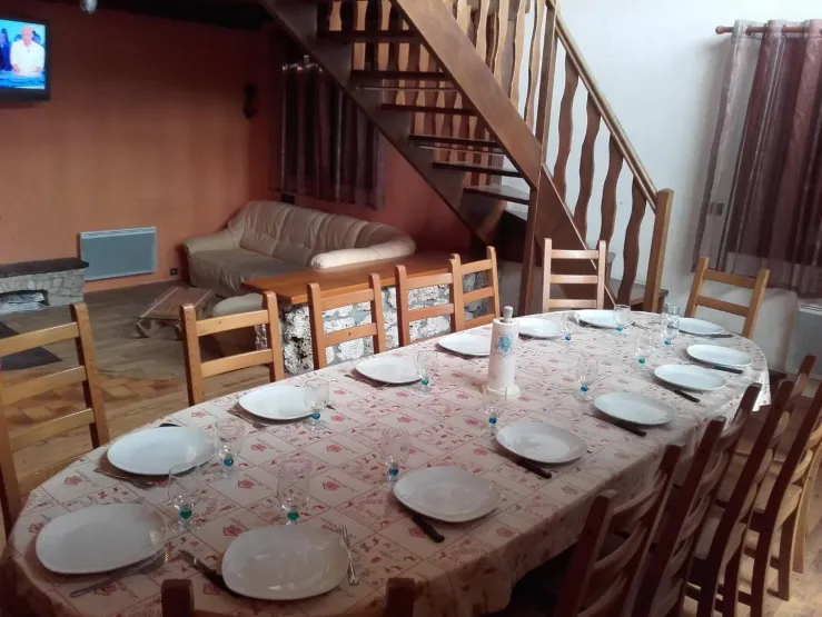 Salle a manger et salon avec cheminée 