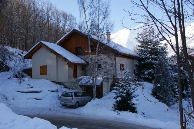 face du chalet vue de la route et arrêt de la navette