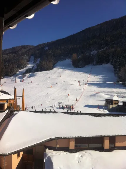 Vue directement sur l'arrivée / départ des pistes et école de ski PIOU PIOU. 