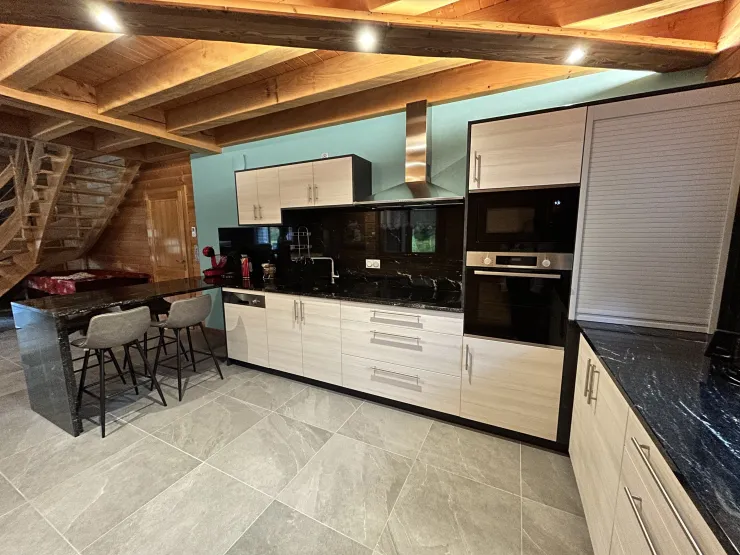 cuisine équipée avec table snack en granit