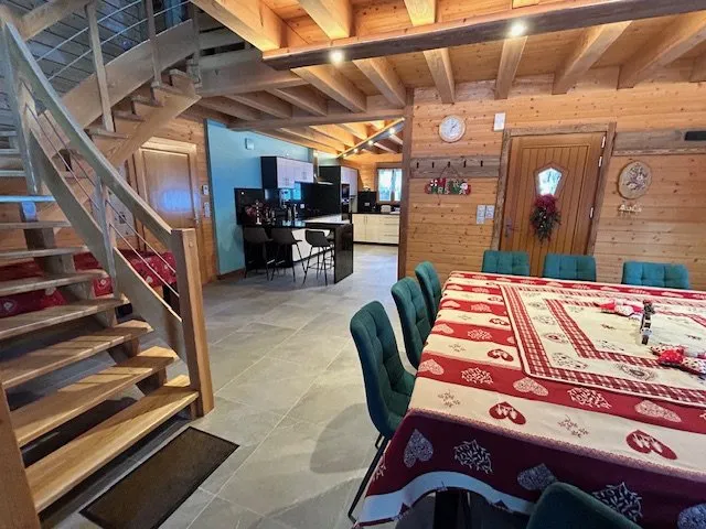 grande cuisine vue depuis la salle a manger
