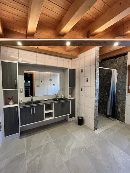 SDB au RDC avec double vasque et douche à l'italienne en granit