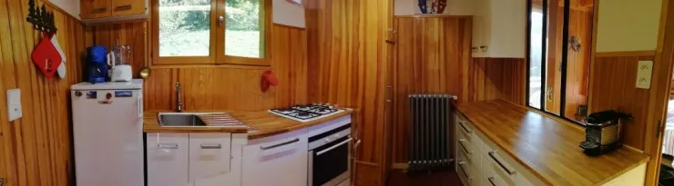 cuisine entièrement  équipée avec four à chaleur tournante, lave vaisselle, bouilloire, expresso, micro onde, robot, grill pain, cafetière, crêpière, appareils à fondue, raclette traditionnelle, raclette à poêlons , gaufrier, croque monsieur, pierrade...