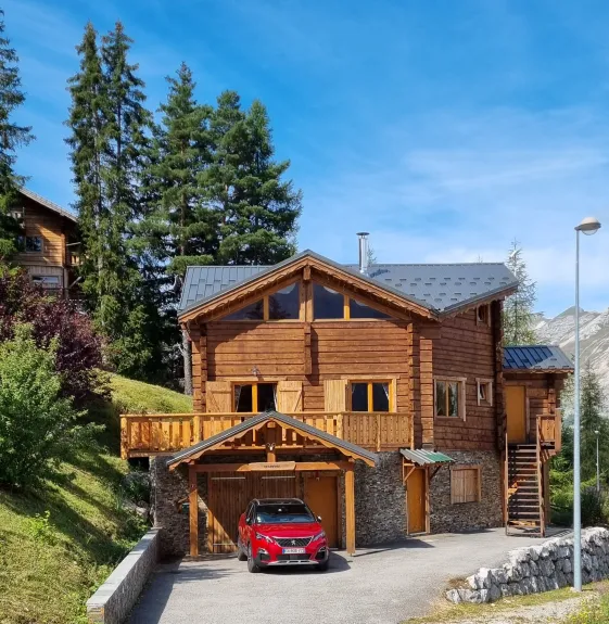 Véritable chalet avec vues sur les massifs situé dans la station la Joue du Loup accessible à pied aux commerces et services