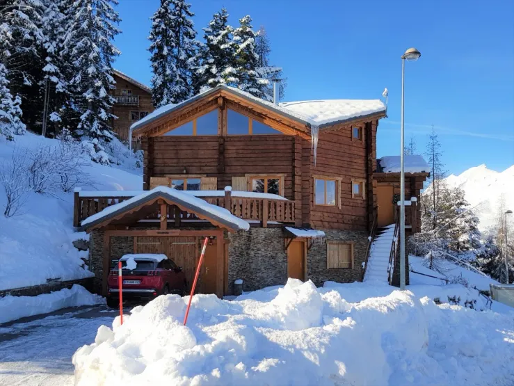 Chalet avec vues panoramiques sur les massifs du Dévoluy - Grandes terrasses, parking privatif - WIFI - vos déplacement se font aisément à pied pour rejoindre le domaine skiable, l'ESF et les commerces.