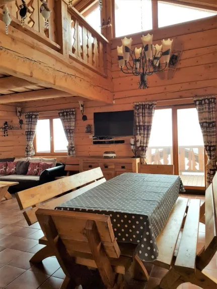 Chalet luxueux, spacieux et confortable pouvant recevoir un maximum de 14 couchages (idéal 10 - 12 personnes) 