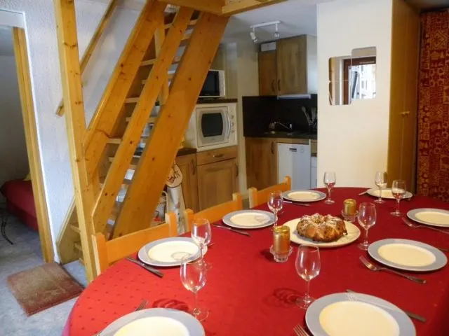 salle à manger, cuisine et entrée avec placard et meuble-banc.