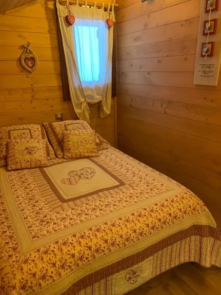 Chambre en couchage en 140 équipée de TV et lecteur DVD 