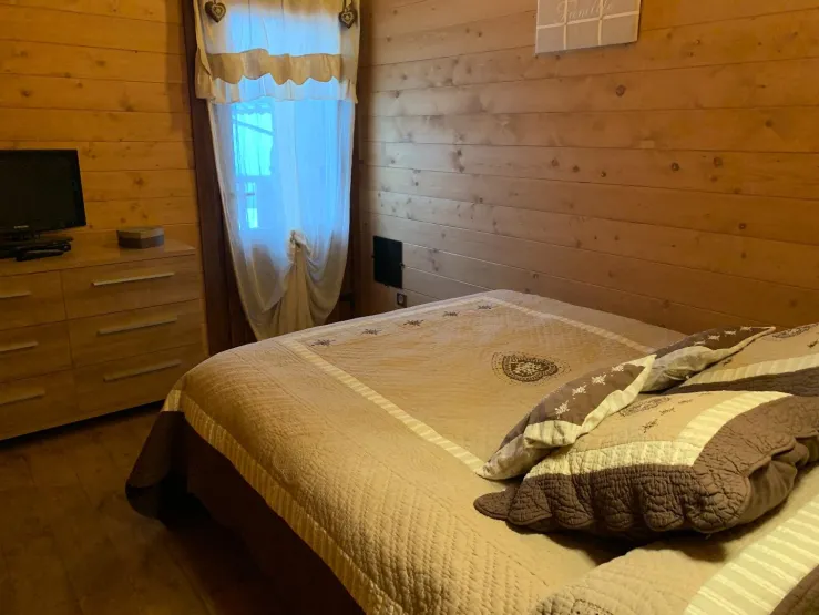 Chambre parentale en couchage en 160 équipée de TV et lecteur DVD 