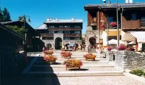LA PLACE DE DOUCY L'ETE