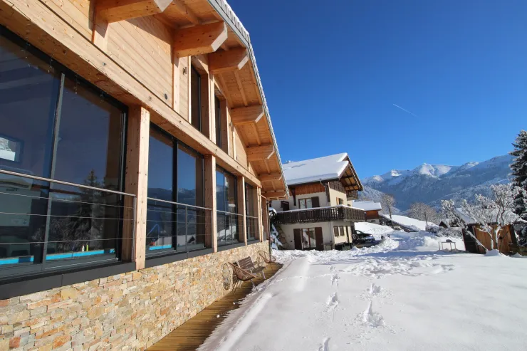 Complexe chalet piscine et  chalet Titlis, jardin enneiger et montagnes environnante. Entierement privatisé pour vous.