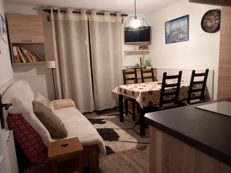 Canapé confortable, télévision, appareils à raclette, à fondue savoyarde, gauffrier, crêpière...,