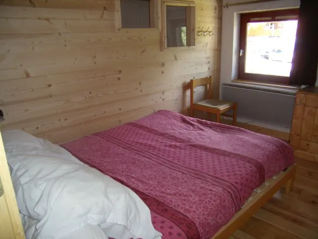 1 chambre avec lit en 140, meuble bas de rangement.