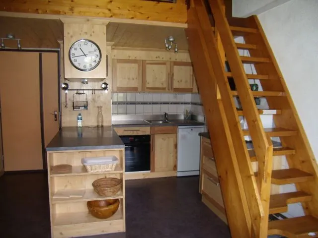 Cuisine, hall d'entrée avec meubles à chaussures et armoire de rangement vêtements.