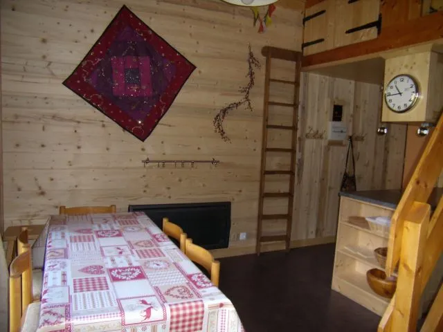 Salle à manger, et hall d'entrée.