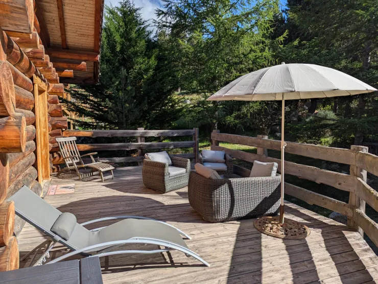 Large terrace with direct access to the forest.