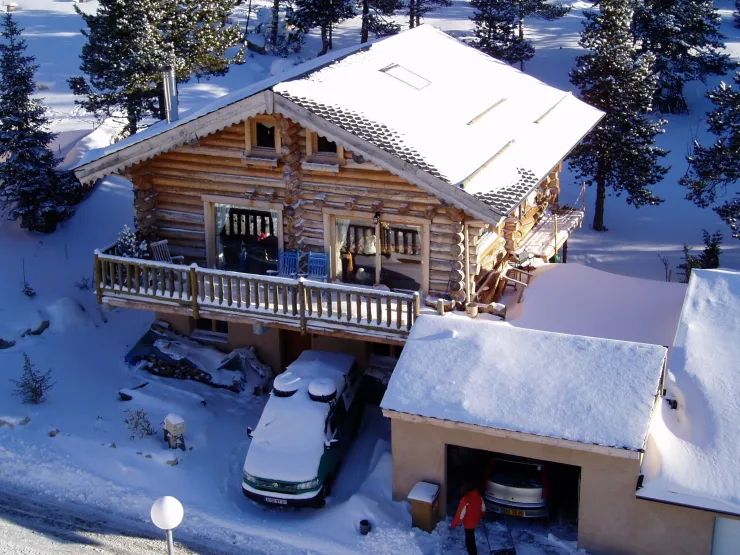 Winter elevates Xalet del Mestre: log walls sculpted by snow, a warm and inviting atmosphere, and quick access to the Pyrenean slopes. An exceptional chalet where luxury is lived in the heart of the forest and in the gentle warmth of wood.