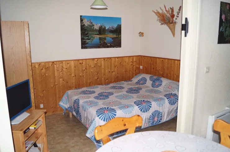 Chambre , séparée du séjour  par cloison accordéon 