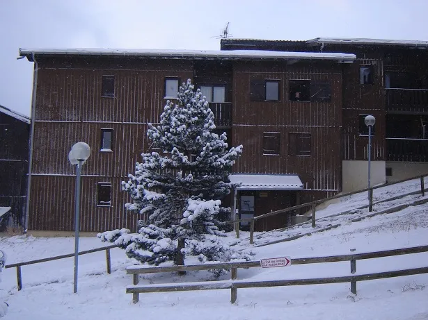 Façade de l'immeuble (appartement 18G) en haut à droite fenêtre ouverte