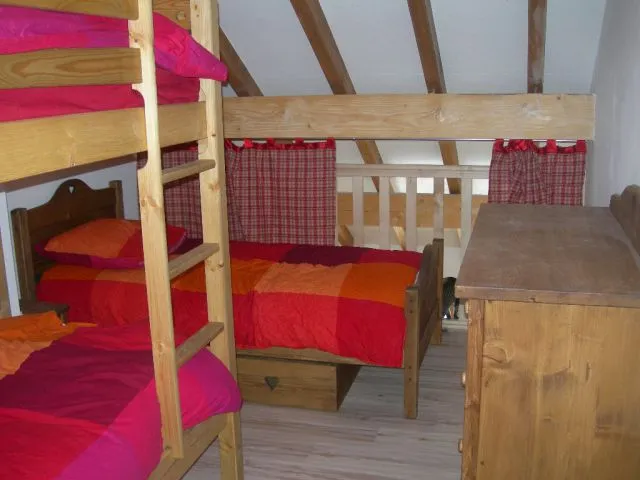 chambre avec 2 lits simples et un lit superpose