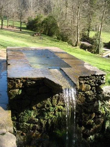 Fontaine de Crastes, dans notre village : eau thermale naturellement chaude, aux propriétés cicatrisantes, lieu très fréquenté et accessible à tous.