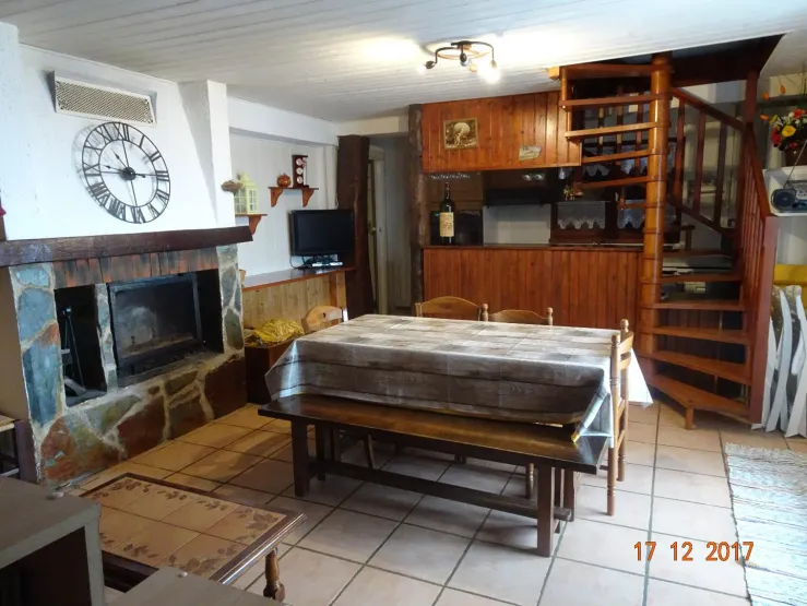 séjour et accès aux chambres par escalier intérieur