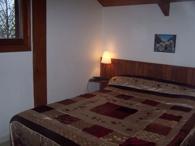  à l'étage chambre avec grand lit en 140