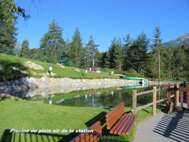 base de loisirs, la piscine, activités aquatiques, agrémenté par un toboggan d'eau, l'espace comporte des plages en bois et en herbe ouvert tout les jours en été de 11h à 18h  