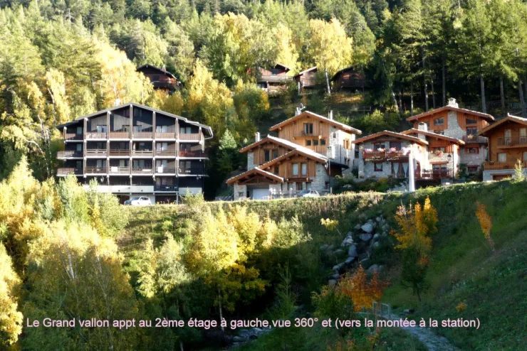 à gauche de la photos le Grand Vallon, appt au 2ème étage à gauche du chalet vue sur la vallée à 360° et la montée de la station 250mètres du centre et départ des pistes.