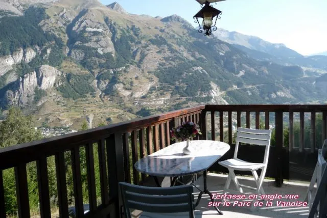 Le Balcon en angle vue panoramique sur la vallée, parking au pied du logement