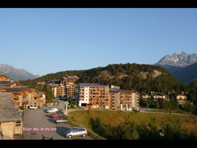 A partir du balcon, magnifique vue, sur la monté et l'entrée de la station,le parking au pied du chalet, ou à 150m parking couvert gratuit, 