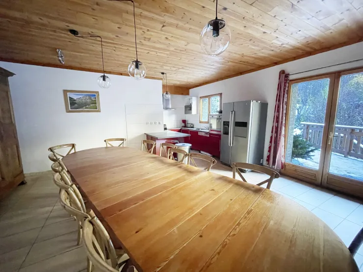Une grande table pouvant accueillir 14 personnes