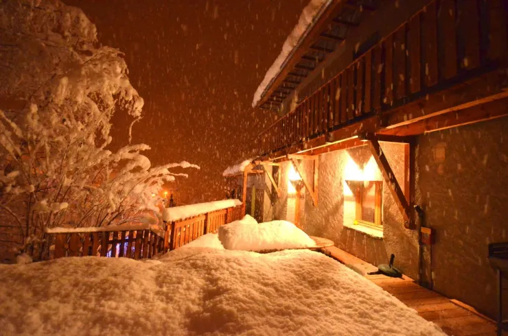 Nuit de neige à Venosc - Terrasse de l'Asphodèle sous la neige